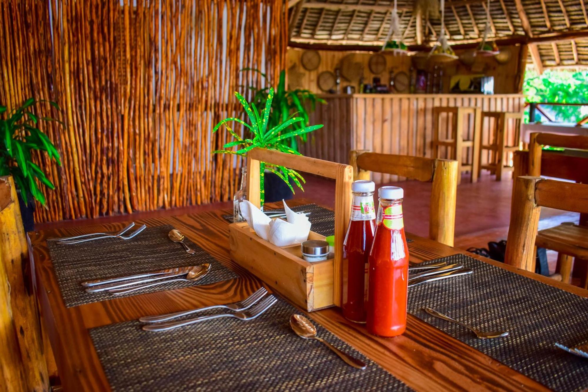 Uhuru House And Restaurant Nungwi Exterior foto
